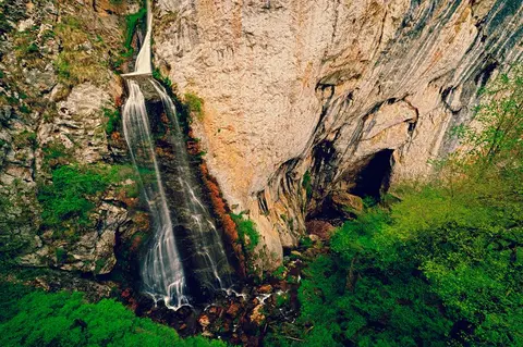 Pereți de calcar în Cheile Râmețului, Munții Trascău