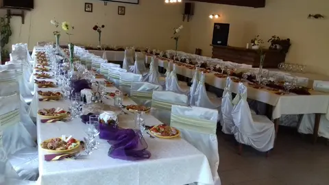 Sala de evenimente cu mese festive