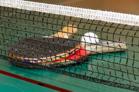 Masă de tenis în sala de jocuri