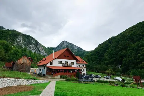 Valea satului Sub Piatra, sub stâncile Bedeleului